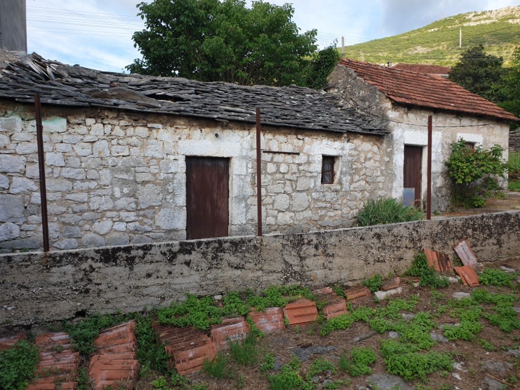 PRODAJA - ZEMLJIŠTE ZA KUĆU U POLICAMA